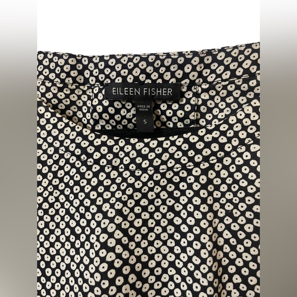 Eileen Fisher cotton top, size small with a hidden pleat at the back. - Picture 4 of 12